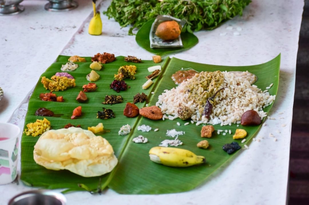 అరటి ఆకులో భోజనం సంప్రదాయ రుచి, ఆరోగ్యానికి మేలు
