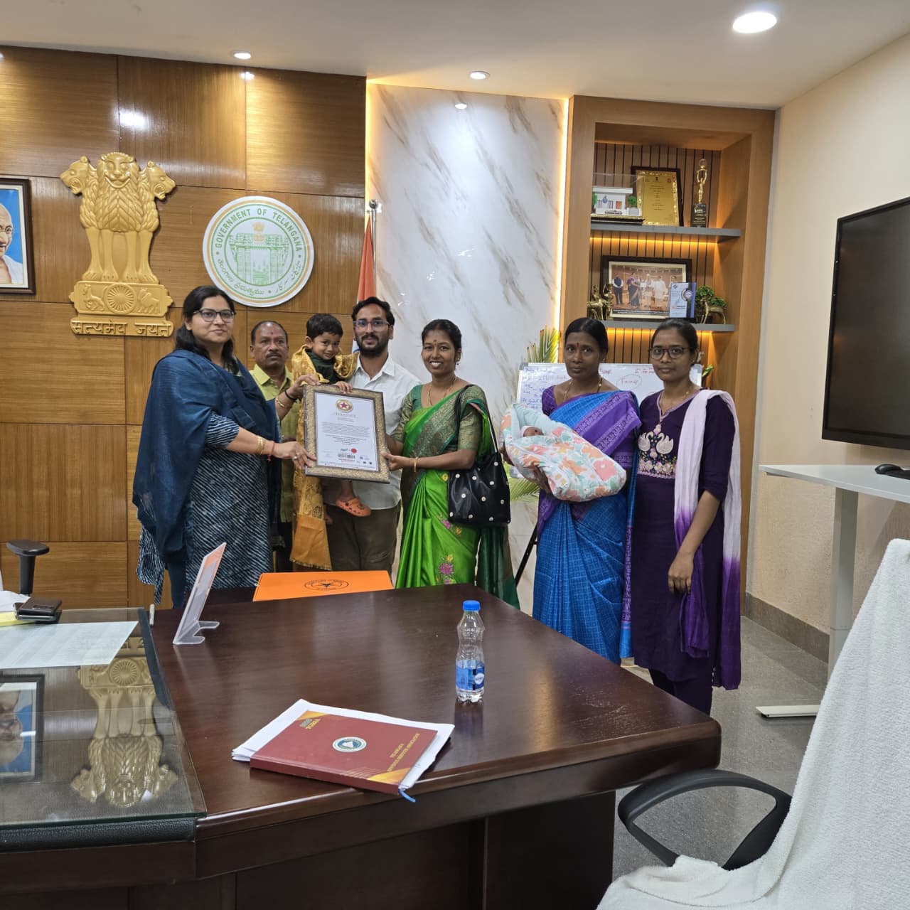 ‘సూపర్ టాలెంటెడ్ కిడ్’ అవార్డులు పొందిన బాలుడికి కలెక్టర్ అభినందనలు